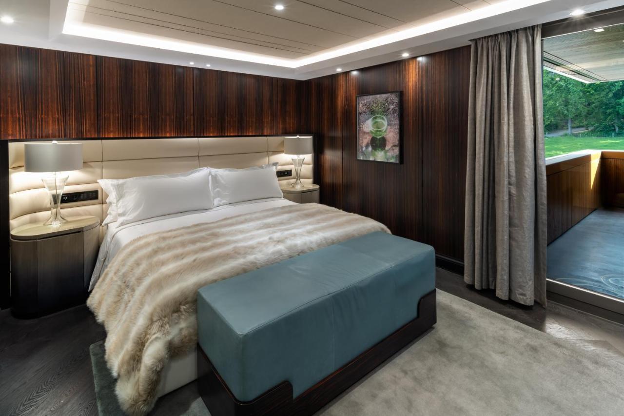 Five Zurich - Luxury City Resort ภายนอก รูปภาพ The bedroom of the 100' yacht