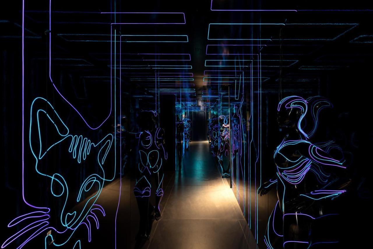 Five Zurich - Luxury City Resort ภายนอก รูปภาพ The "Neon Labyrinth"