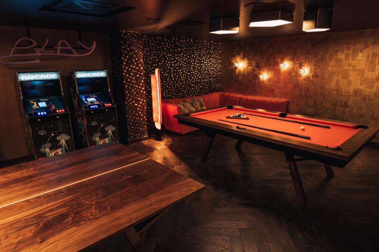 Five Zurich - Luxury City Resort ภายนอก รูปภาพ A pool table in a bar