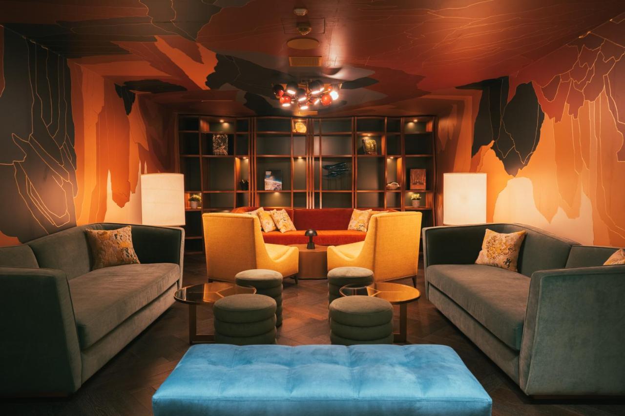 Five Zurich - Luxury City Resort ภายนอก รูปภาพ The living room at the 2012 edition of the 100 Best Bars in the World