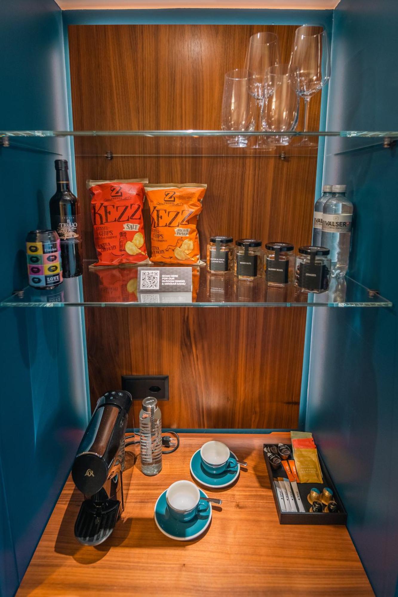 Five Zurich - Luxury City Resort ภายนอก รูปภาพ A mini-bar in a hotel room